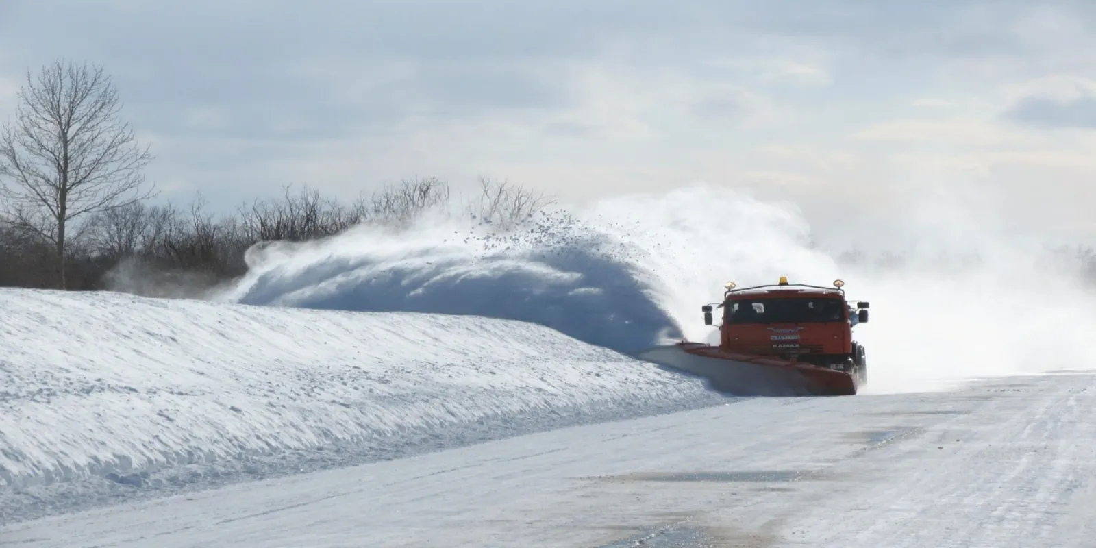 Räumfahrzeug auf verschneiter Straße – Westfalia Winterdienst in Hagen