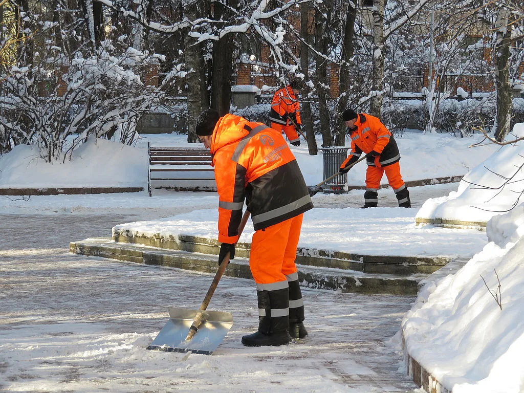 Winterdienst-Team beim Schneeschaufeln – Westfalia Winterdienst in Herne
